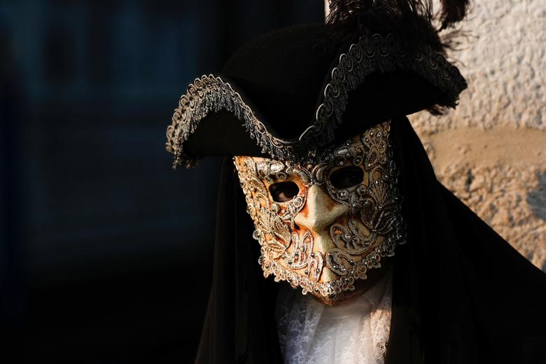 Mặt nạ là nét đặc trưng nhất của lễ hội hóa trang Venice, khiến cho các đẳng cấp xã hội biến mất, xóa bỏ đi khoảng cách tuổi tác, ranh giới giàu nghèo, giới tính