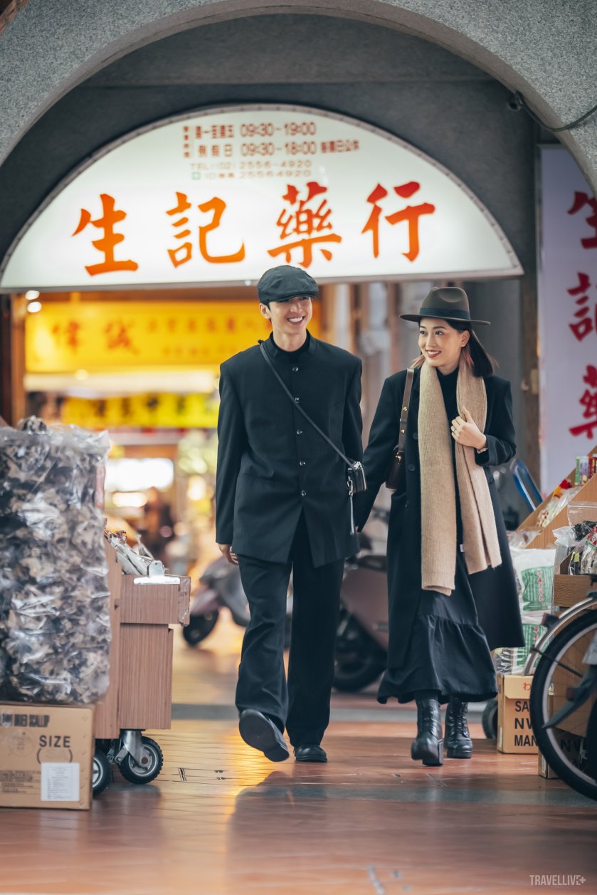 Cặp đôi Bình An và Phương Nga dạo bước trên khu chợ phố cổ
