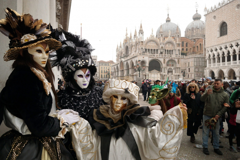 Suốt thời gian lễ hội, cả Venice sống trong âm nhạc và màu sắc. Khắp các con phố, bến tàu, quảng trường St. Mark của thành phố đều là hình ảnh của hàng nghìn người mặc những bộ trang phục hóa trang sặc sỡ và lộng lẫy theo phong cách dạ hội cổ điển với điểm nhấn là mặt nạ, mũ lông, tóc giả...