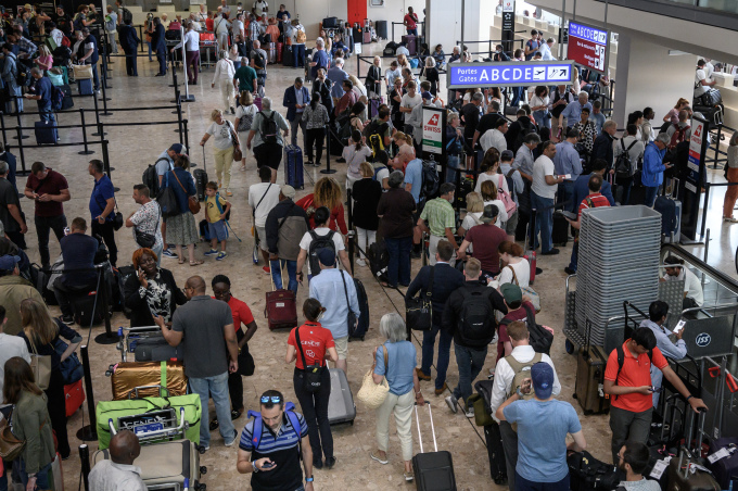 Du khách tại Sân bay quốc tế Geneva Cointrin, Thụy Sĩ. Ảnh minh họa: AFP/TTXVN