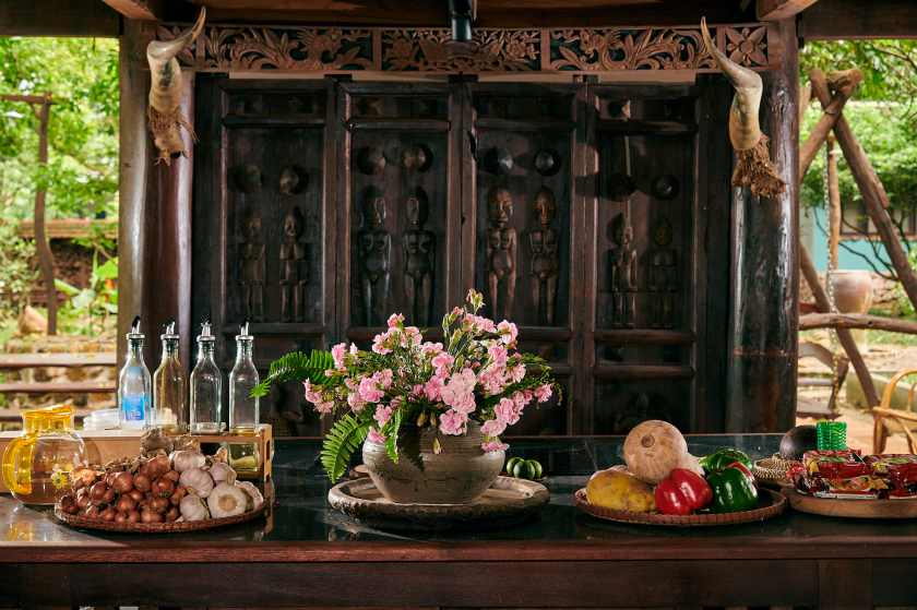 Việc cắm hoa, trang trí tỉ mỉ cho căn nhà được thực hiện dưới bàn tay khéo léo mẹ của Việt Anh
