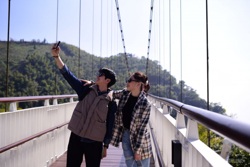 Cặp đôi Bình An - Phương Nga thích thú check-in ở cầu mây Taiping