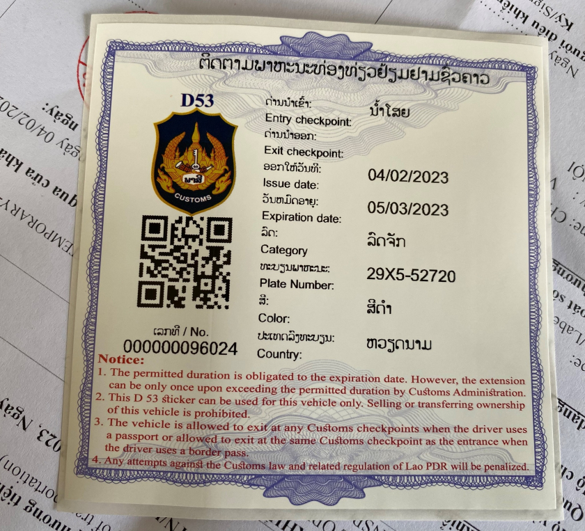 Giấy thông hành xe hải quan Lào cấp cho phương tiện xe máy của anh Quang Cầu. Nếu mang xe qua cửa khẩu du khách lưu ý nhất định phải có giấy tờ này