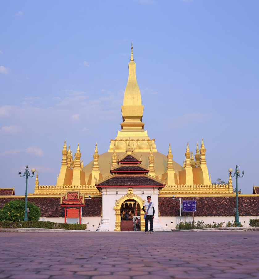 Người Lào chủ yếu theo đạo Phật nên chùa rất nhiều. Mọi công trình, kiến trúc của Lào đều mang màu sắc của Phật Giáo. Trong ảnh là anh Quang Cầu check-in tại chùa That Luang