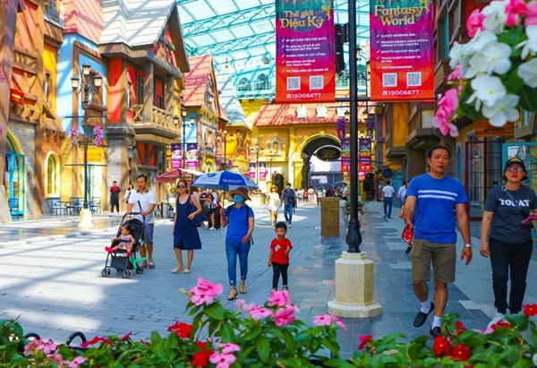 Khách du lịch đến VinWonders Phú Quốc tham quan, trải nghiệm