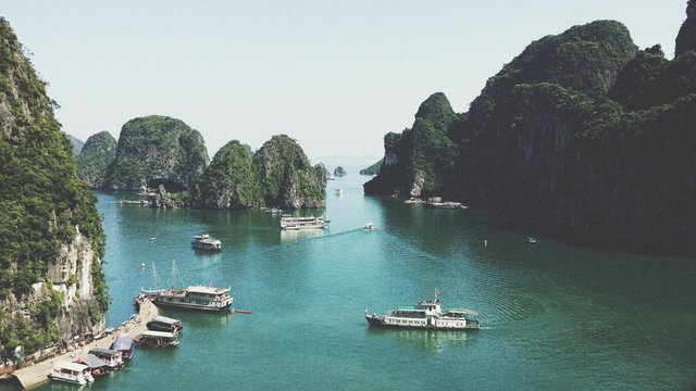 Vịnh Hạ Long là một trong những điểm đến nổi tiếng nhất Việt Nam. Ảnh: Pexels