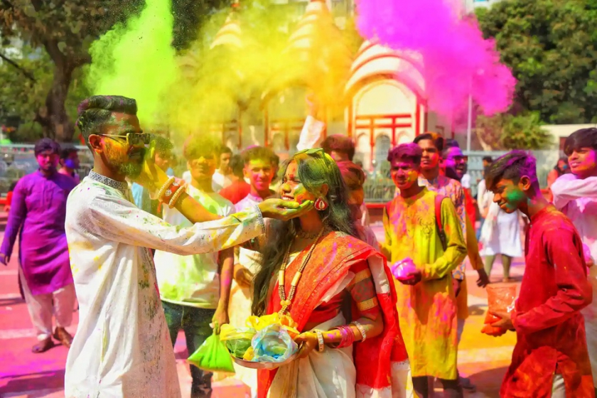 Holi là Lễ hội mùa Xuân của người theo đạo Hindu ở Ấn độ và Nepal, còn được gọi là lễ hội màu sắc hay lễ hội chia sẻ tình yêu