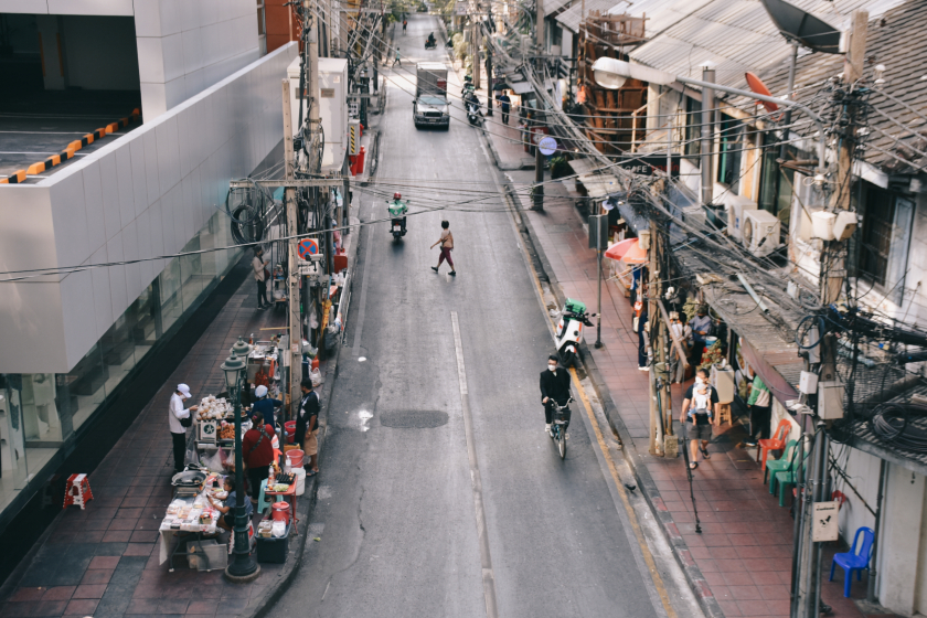 Dưới ống kính của Quang Ender, đường phố Bangkok hiện lên thật bình dị trong những giây phút đi bộ của anh