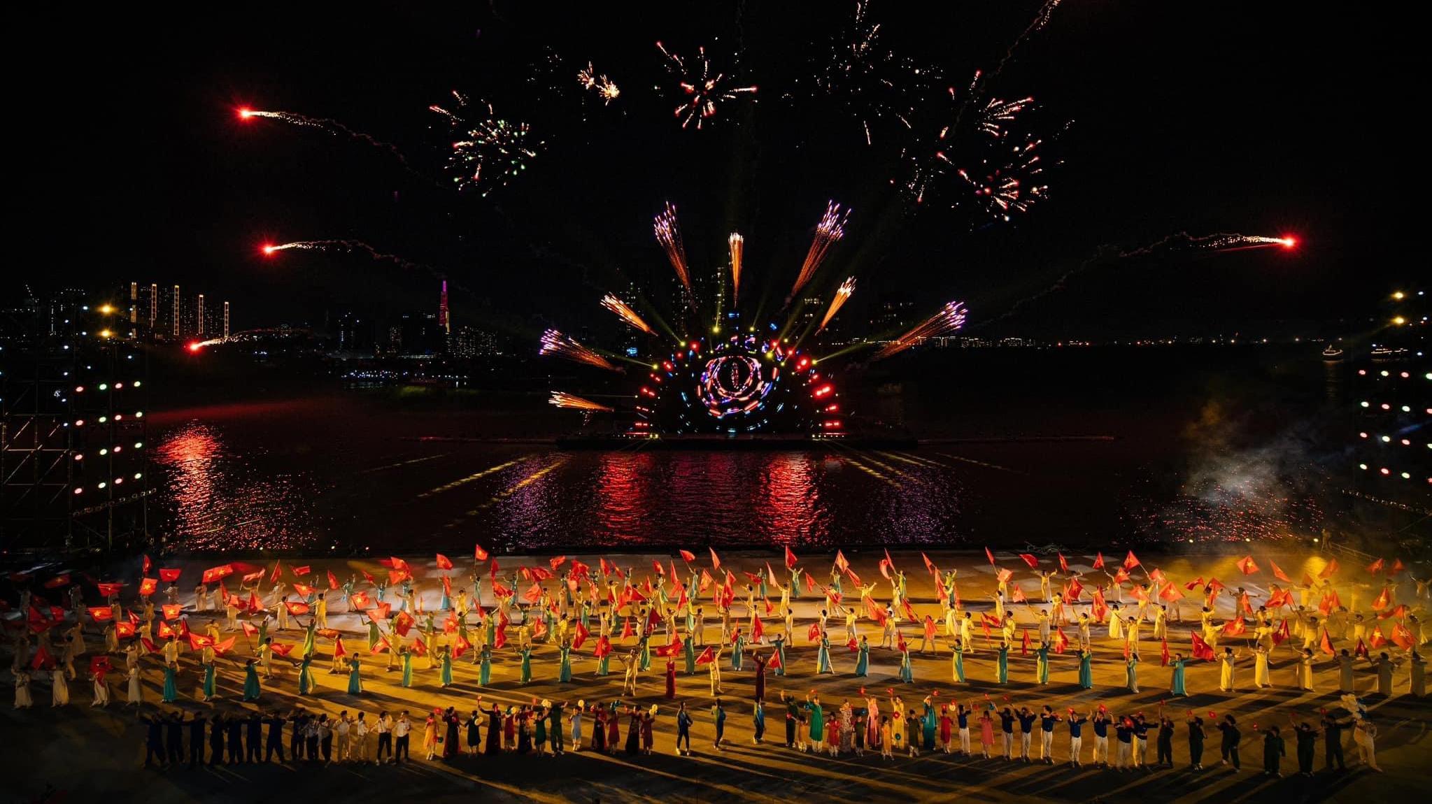 Rực rỡ show diễn thực cảnh lớn nhất tại Việt Nam: Dòng Sông Kể Chuyện
