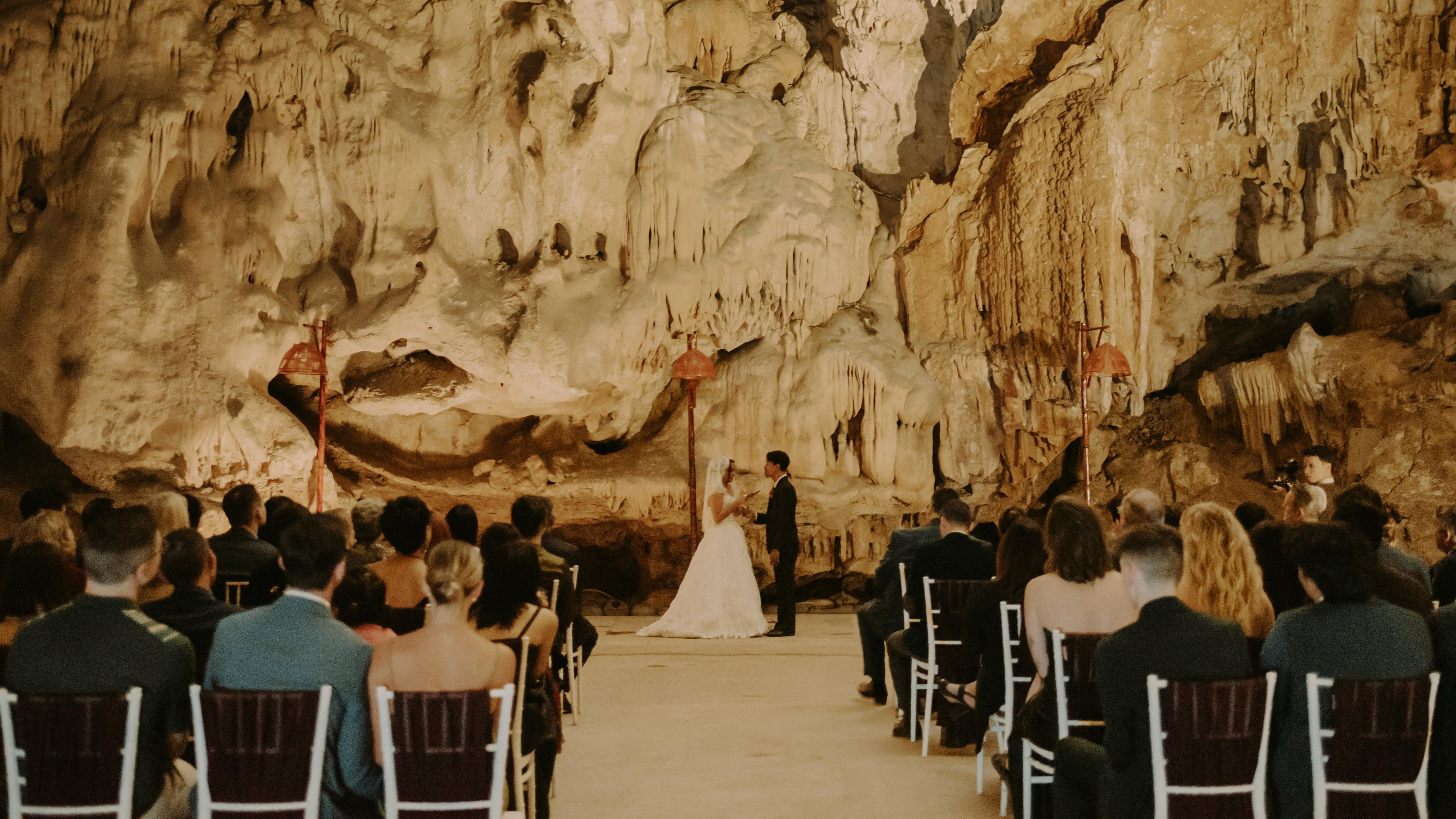 Ngỡ ngàng đám cưới hang động ở Quảng Ninh và 