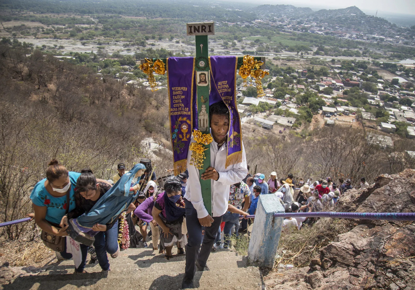 Người Zapotec bản địa tham gia Lễ Phục Sinh ở Mexico - Ảnh: Luis Villalobos/EPA.