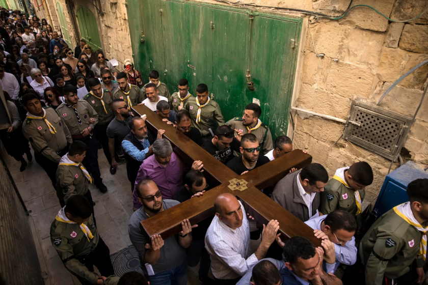 Tín đồ Kito tại Jerusalem tham gia đám rước Lễ Phục Sinh, cùng lúc lễ Ramadan đang diễn ra - Ảnh: Amir Levy/Getty Images.