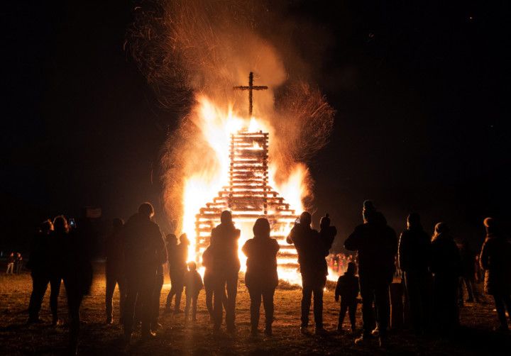 Tín đồ tụ tập làm lễ đốt lửa Phục Sinh tại Australia - Ảnh: REUTERS/Kacper Pempel