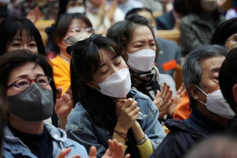 Tín đồ người Hàn đang cầu nguyện tại nhà thờ lớn nhất Hàn Quốc Yoido Full Gospel Church - Ảnh: REUTERS/Kim Hong-Ji