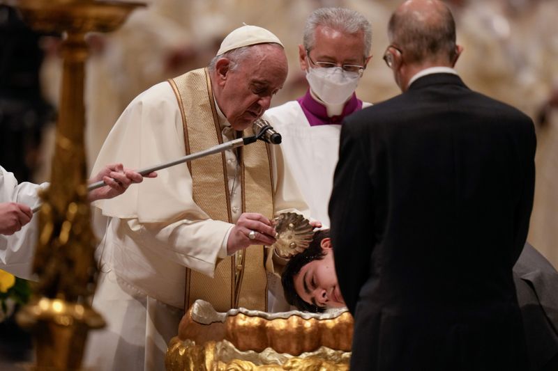 Giáo Hoàng Francis làm lễ rửa tội cho một tín đồ Kito tại Vatican - Ảnh: AP Photo/Alessandra Tarantino.