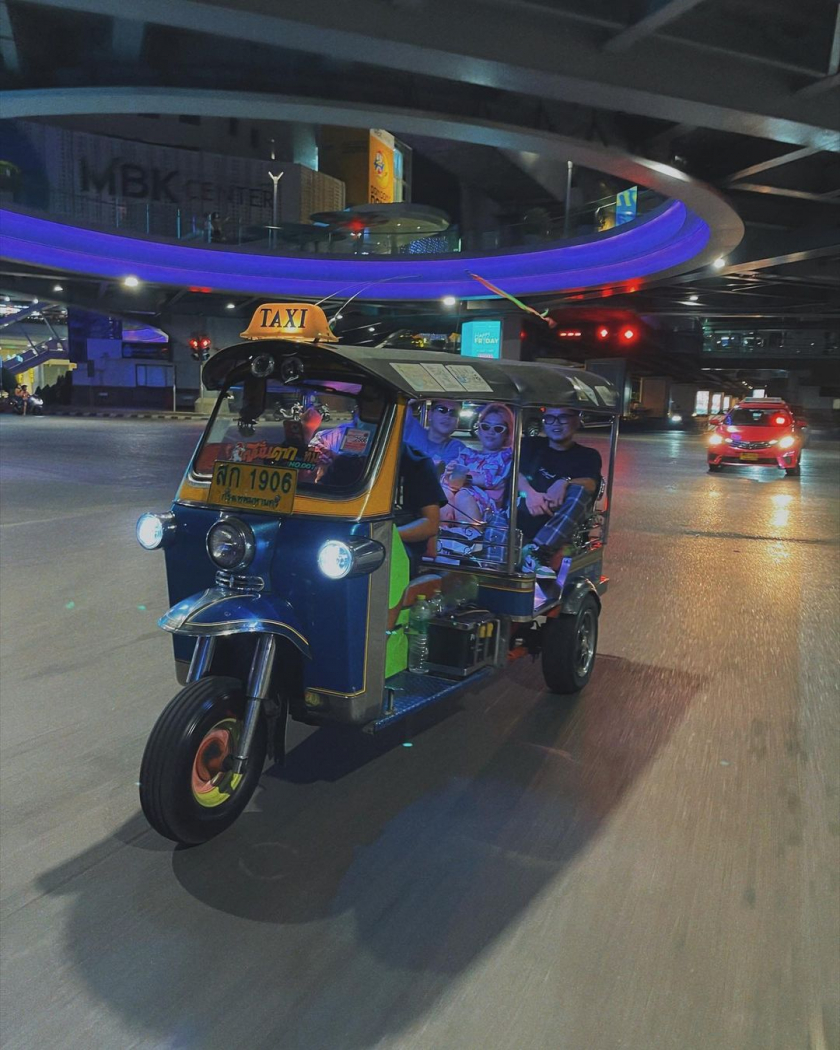 Dino Vũ và Chi Lemon trải nghiệm xe tuk tuk ở Thái