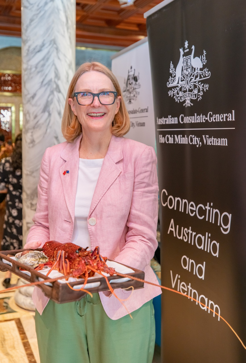 Bà Tổng Lãnh sự quán Australia giới thiệu món tôm hùm đá - Ảnh: Tổng lãnh sự quán Australia.