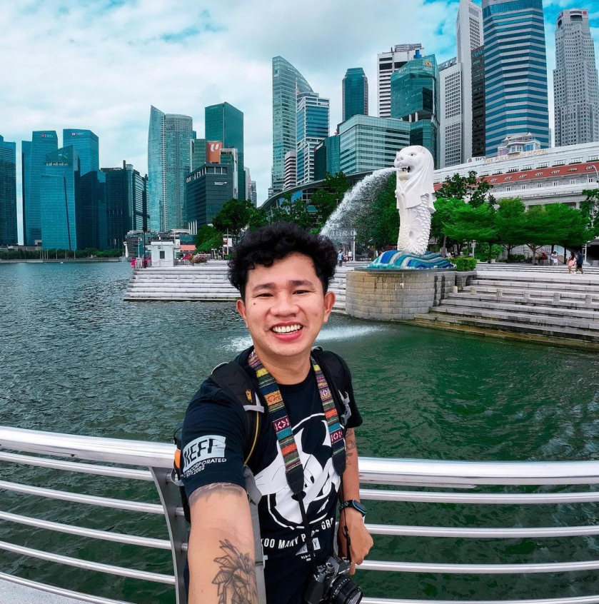 Vinh Gấu check-in trước biểu tượng nổi tiếng của Singapore