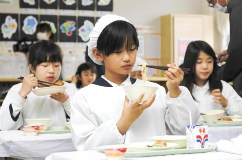 Các em học sinh tại trường tiểu học thành phố Saijo đang thưởng thức món bún bò Huế - Ảnh: Ehime.