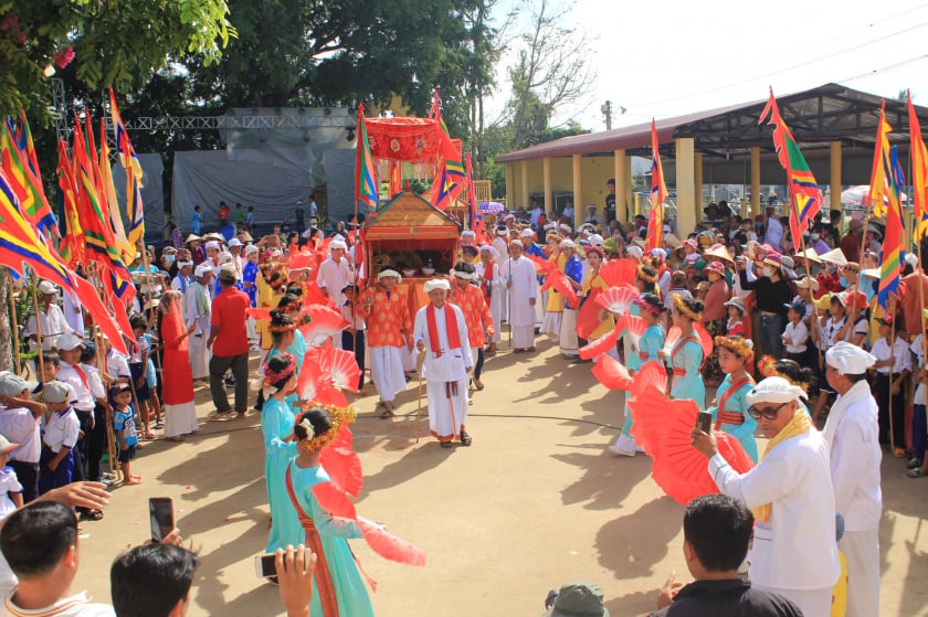 Rước thỉnh sắc phong tại lễ hội Cambur ở Bình Thuận - Ảnh: baodantoc.
