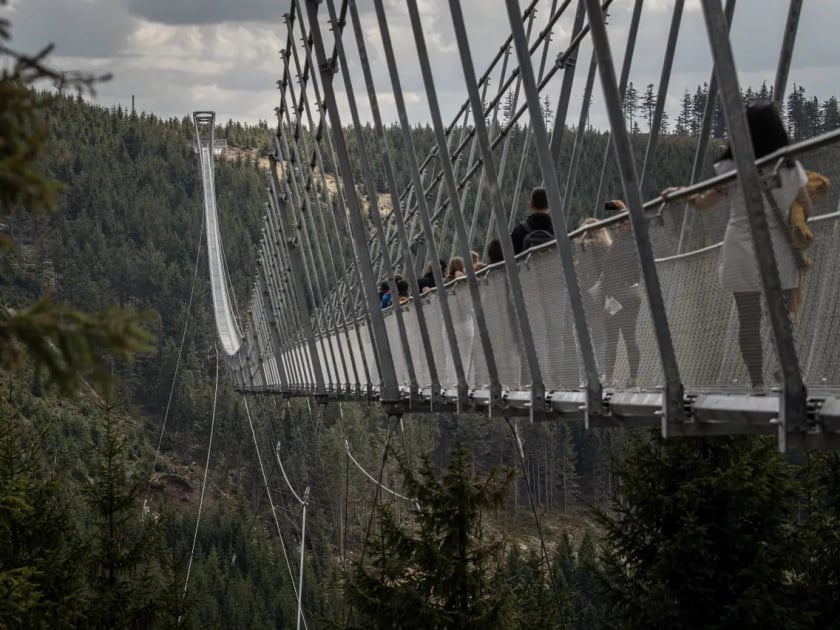 Du khách đang trải nghiệm băng qua cây cầu treo dài nhất thế giới - Ảnh: CNN.