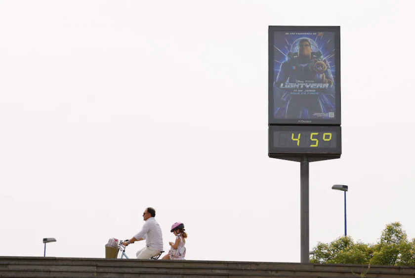 Một bảng quảng cáo cho thấy nhiệt độ ngoài trời tại Tây Ban Nha là 45 độ C -Ảnh: WSP.