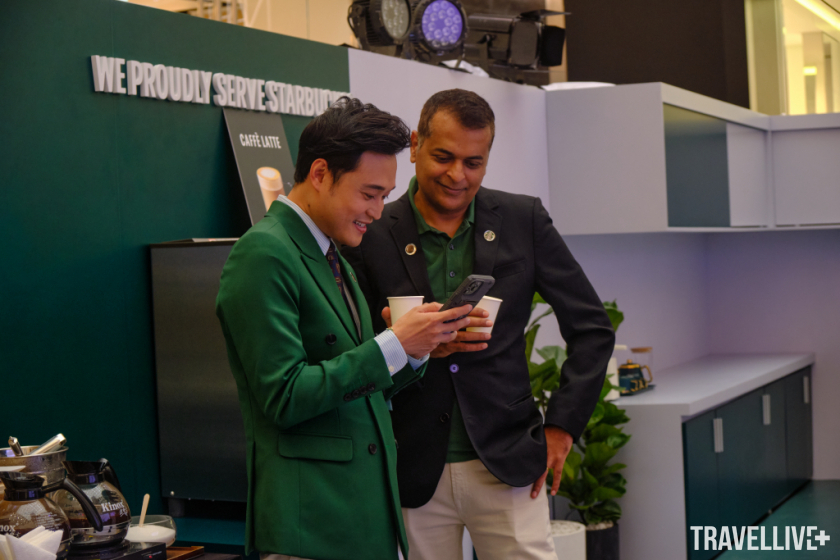 Quang Vinh chia sẻ về trải nghiệm khi dùng sản phẩm cafe hào tan Starbucks.