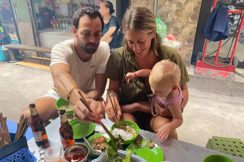Gia đình Katheryn thưởng thức bún chả tại chợ Đồng Xuân.