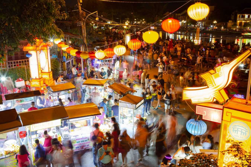 Chợ đêm Hội An đông đúc trong mắt du khách quốc tế.
