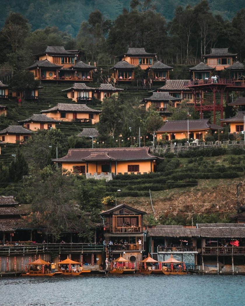 Những ngôi nhà được xây trên những ngọn đồi ở Mae Hong Son.