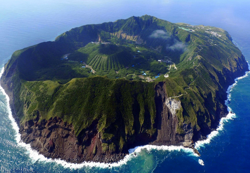 Đảo núi lửa cô lập giữa đại dương.