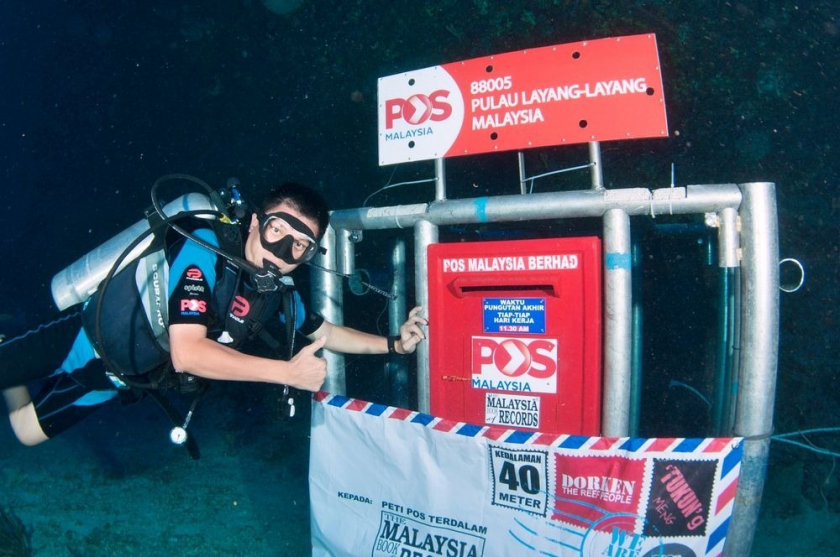 Bưu điện dưới đáy đại dương tại Malaysia là bưu điện nằm ở độ sâu nhất thế giới.
