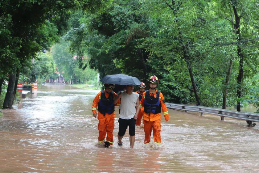 Trận lụt ở Tứ Xuyên khiến 7 du khách thiệt mạng.