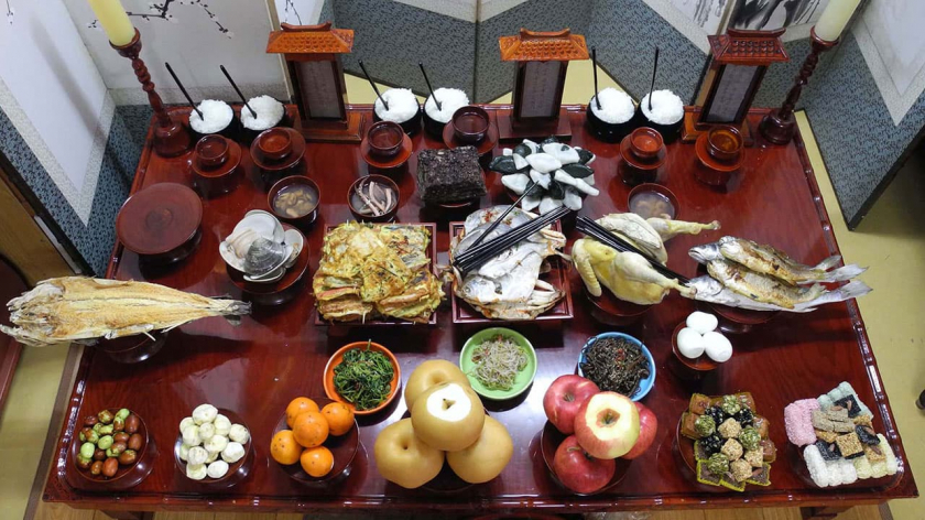 Một bàn ăn cúng lễ trong tết Trung thu của người Hàn.
