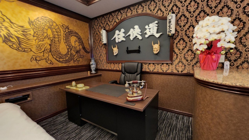 Căn phòng được bài trí như phòng họp của lão đại yakuza.