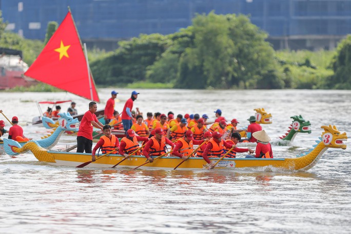 Trình diễn đua thuyền tại sông Sài Gòn.