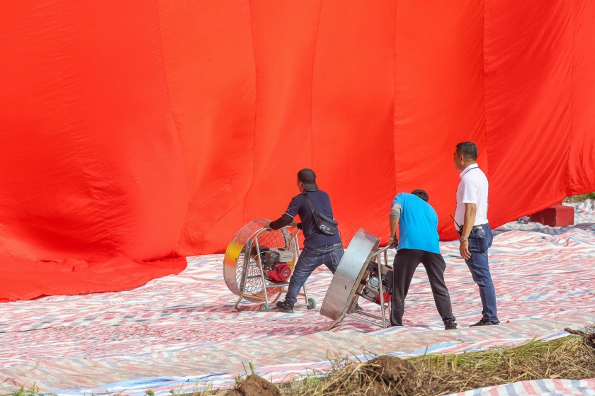 Các nhân viên đang chuẩn bị cho khinh khí cầu cất cánh.