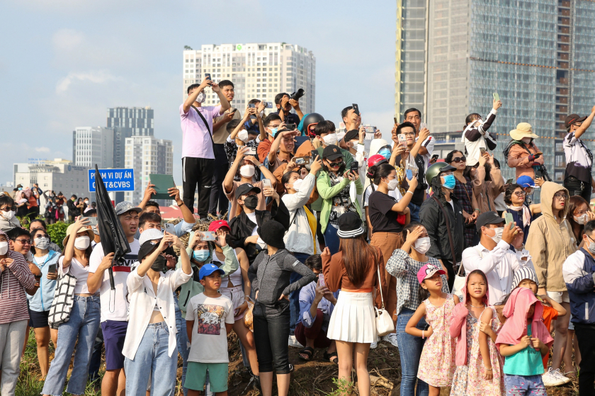 Nhiều người chen lấn, quay phim bên bờ sông Sài Gòn.