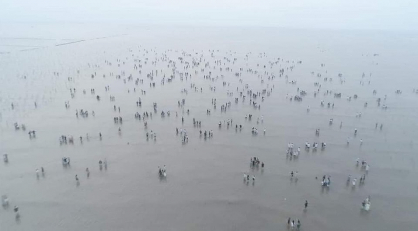 Hình ảnh chụp từ trên cao du khách đến biển vô cực.