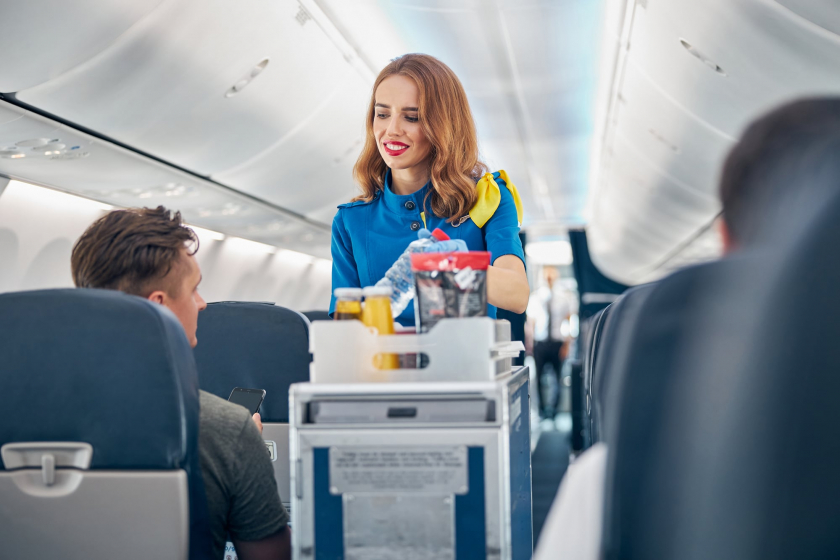 Du khách được phép duỗi chân trên máy bay nhưng hãy tránh lúc tiếp viên đang phục vụ.