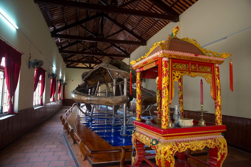 Cá voi là linh vật thường được thờ cúng ở những ngôi đền gần biển.