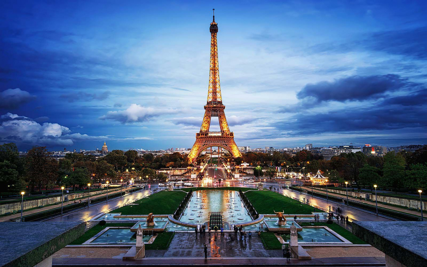 Tháp Eiffel không còn bật sáng 24/7 vì khủng hoảng năng lượng.