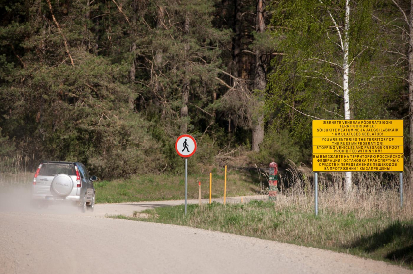 Con đường đặc biệt nằm giữa biên giới Nga và Estonia.