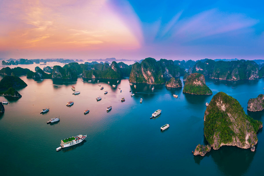 Vịnh Hạ Long là danh lam thắng cảnh Việt Nam nổi tiếng thế giới.