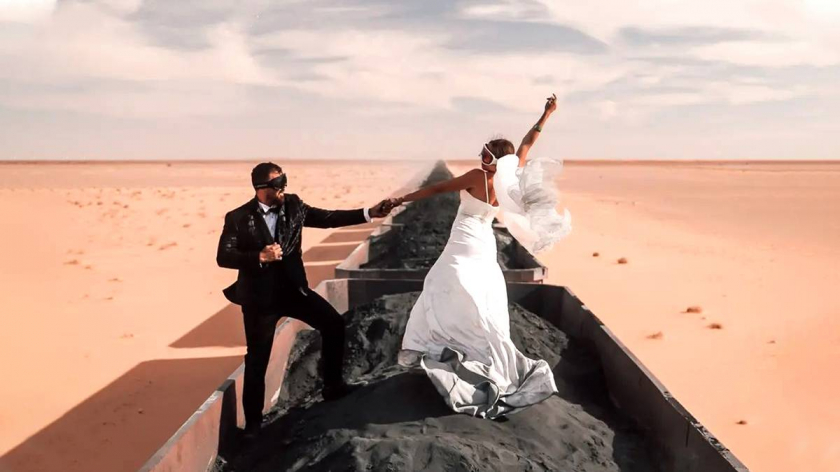 Khí hậu nóng bức và bão cát sa mạc thách thức cặp đôi.