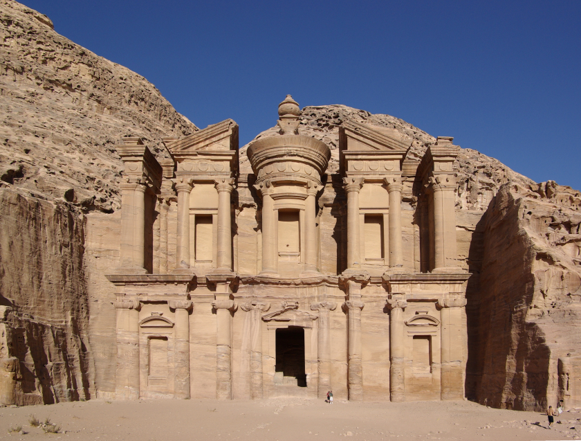 Thành cổ Petra trong vách núi đá ở Jordan.