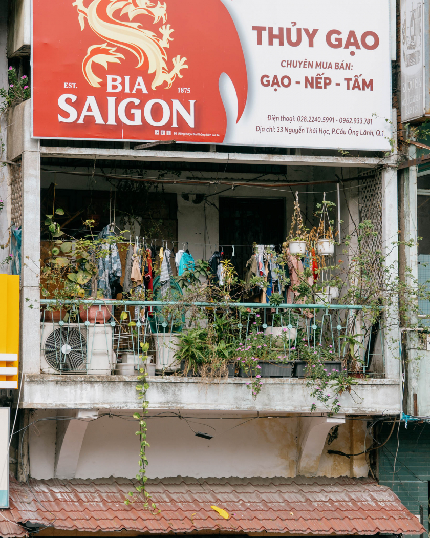 Ban công Sài Gòn còn là nơi để bảng quảng cáo.