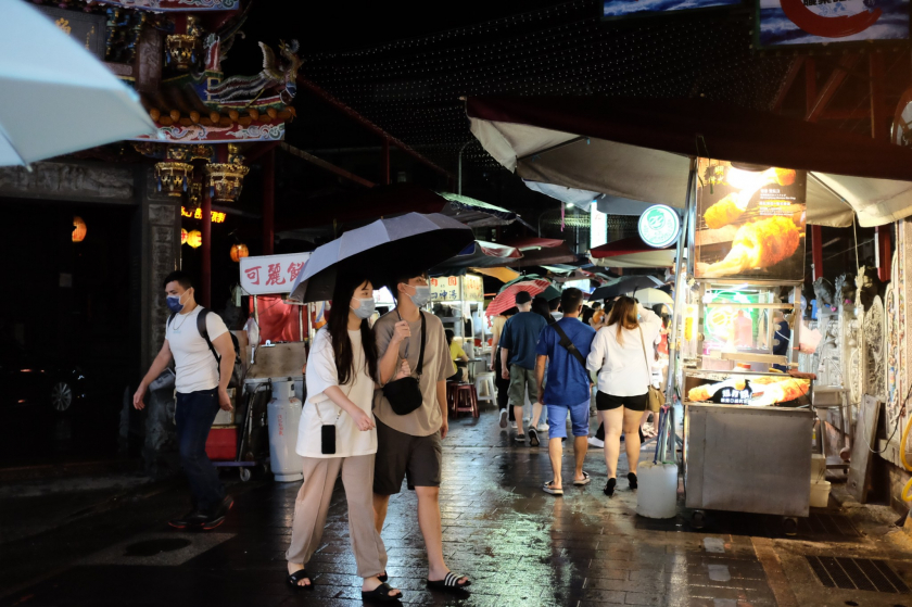 Đi dạo chợ đêm Đài Bắc.