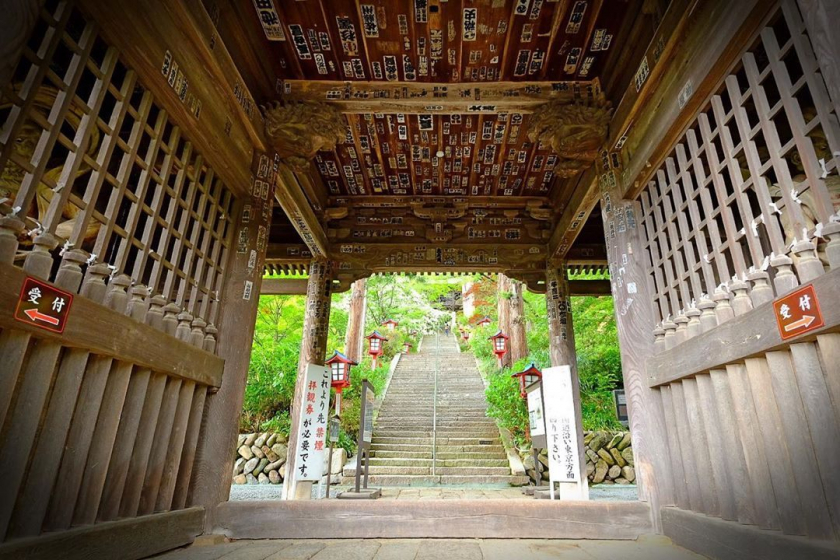 Cổng vào khu vực bên trong chùa.