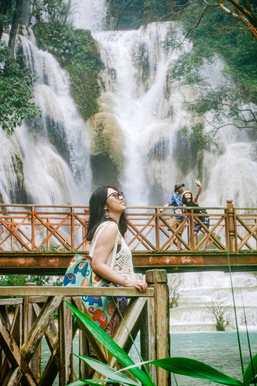 Thùy Trang tạo dáng chụp ảnh tại thác Kuang Si.